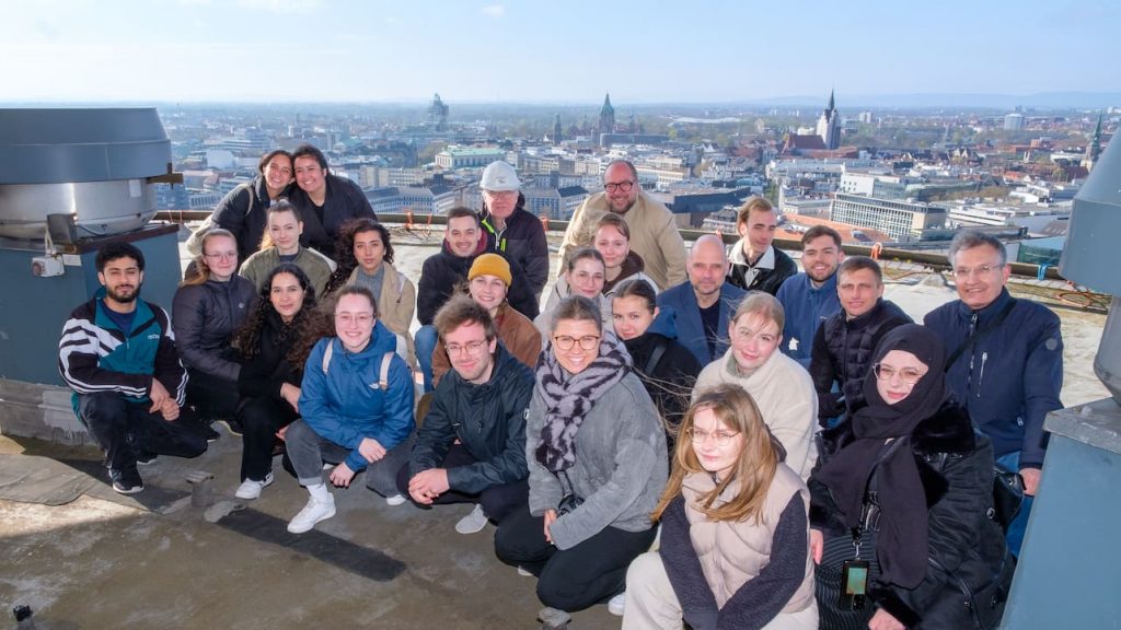 Studierende auf dem Turm
